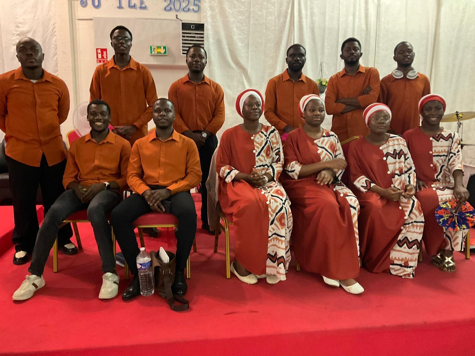 Le Ministère Chargé de la Louange et de l'Adoration a pour mission de conduire le peuple de Dieu dans une atmosphère spirituelle favorable à la présence divine. Il prépare et anime les moments de louange et d'adoration durant les cultes, veillées et programmes spéciaux, afin d'aider les fidèles à exprimer leur reconnaissance, leur amour et leur communion avec Dieu. Ses membres - chantres, musiciens et choristes - se consacrent à la prière, à la sanctification et à la formation musicale pour offrir un service de qualité et inspiré. Par leur ministère, ils préparent les cœurs à recevoir la Parole, favorisent l'unité dans l'assemblée et contribuent à créer un environnement où Dieu agit puissamment dans la vie des croyants.