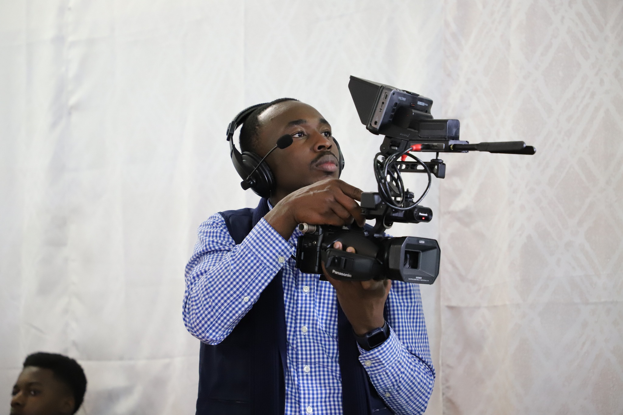Le Centre International de Communication des Euvres et Mission Internationale (CICOMI) est la plateforme officielle chargée de la gestion, de la création et de la diffusion des contenus médiatiques de l'EPBOMI. IL assure la couverture des événements, la production audiovisuelle, la communication digitale et la coordination des informations destinées aux fidèles et au grand public. Grâce à une équipe dynamique et engagée, le CICOMI contribue à valoriser les actions de l'église, à renforcer sa visibilité à l'échelle internationale et à soutenir l'œuvre missionnaire par des outils modernes et efficaces. Par son travail, il joue un rôle essentiel dans la transmission du message de l'Évangile et dans l'unité communicationnelle de l'institution.